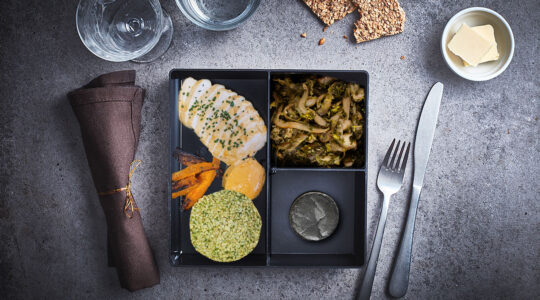 Plateau repas - Fines tranches de poulet aux notes nord-africaines square