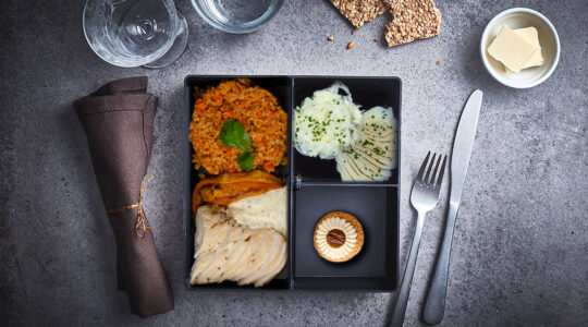 Plateau repas - Emincé de poulet relevé au miel et à la moutarde - square