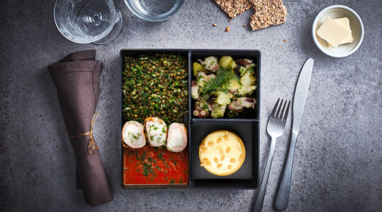 Plateau repas - Médaillons de lotte lardés aux lentilles By Justine Piluso - square