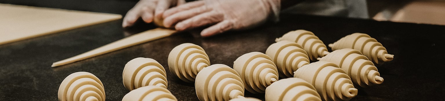 Un Chef Le Cercle prépare des croissants pour les formules petits déjeuners